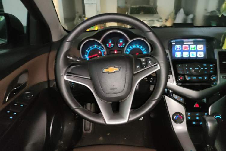 Used Chevrolet Cruze 2015 Hatchback 1.6L Automatic Comfort Edition Steering Wheel