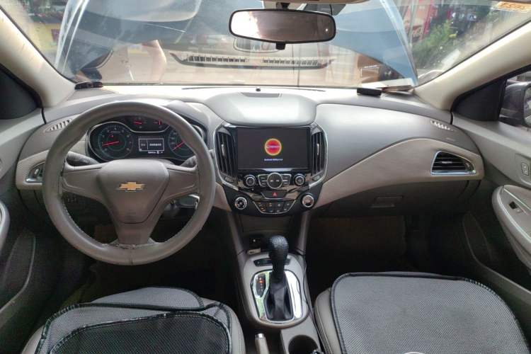 Used Chevrolet Cruze 2015 1.5L Automatic Fashion Navigation Edition Center Console