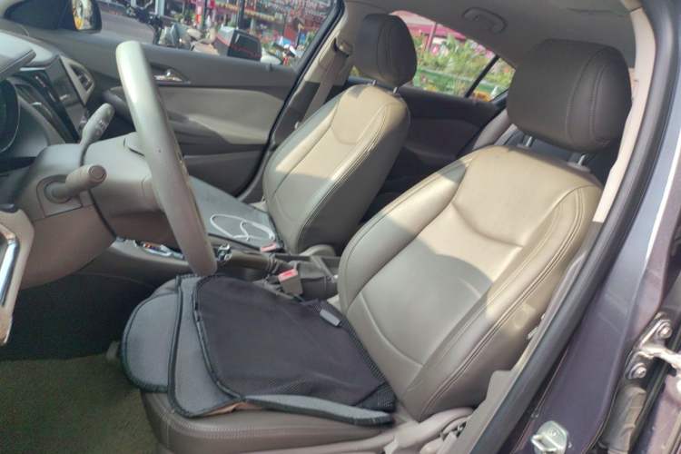 Used Chevrolet Cruze 2015 1.5L Automatic Fashion Navigation Edition Left Front Seat