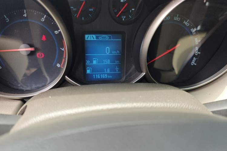 Used Chevrolet Cruze 2015 1.5L Classic SL MT Odometer Close Up