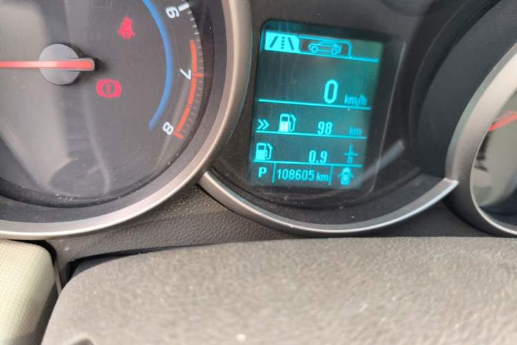 Used Chevrolet Cruze 2015 1.5L Classic SE AT Odometer Close Up