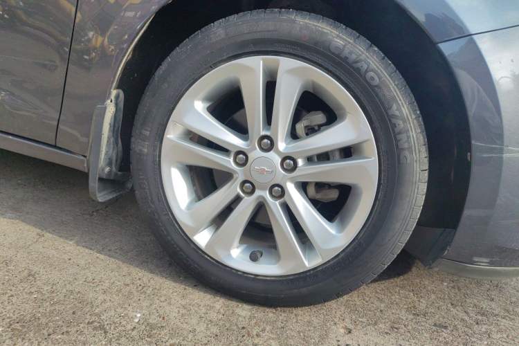 Used Chevrolet Cruze 2015 1.5L Automatic Fashion Navigation Edition Right Front Wheel Hub