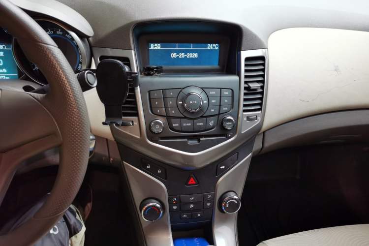 Used Chevrolet Cruze 2015 1.5L Classic SE MT Audio And AC Panel
