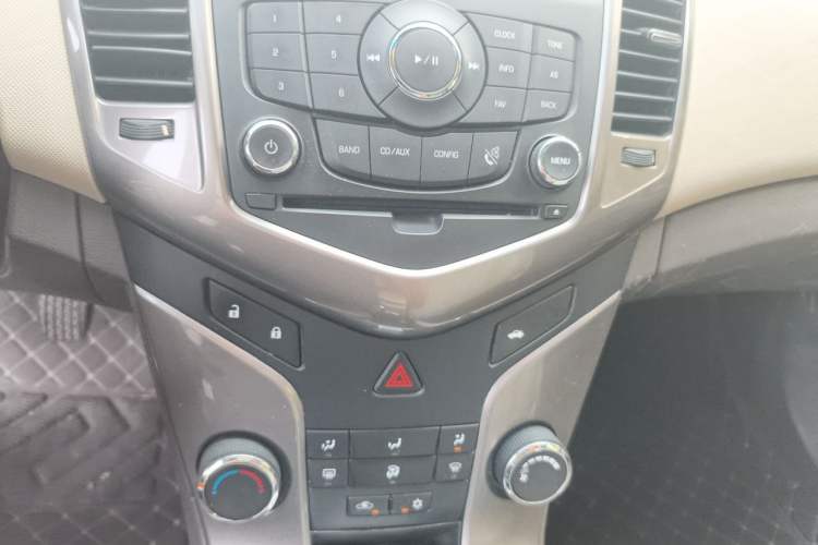 Used Chevrolet Cruze 2015 1.5L Classic SE MT Audio And AC Panel