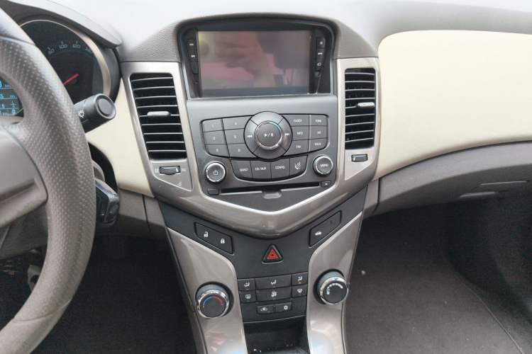 Used Chevrolet Cruze 2015 1.5L Classic SE MT Audio And AC Panel