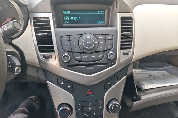 Used Chevrolet Cruze 2015 1.5L Classic SL MT Audio And AC Panel