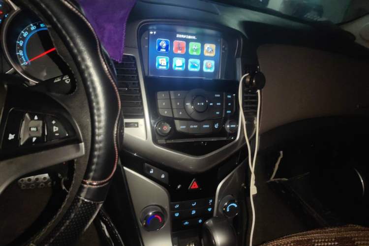 Used Chevrolet Cruze 2015 Hatchback 1.6L Automatic Comfort Edition Audio And AC Panel