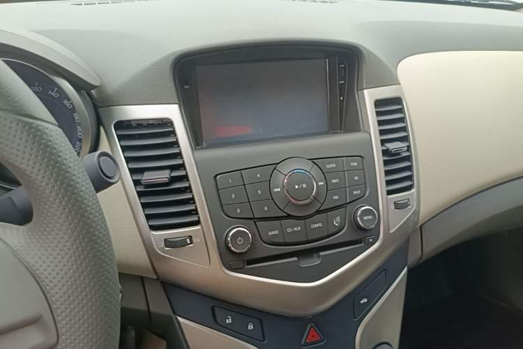 Used Chevrolet Cruze 2015 1.5L Classic SL MT Audio And AC Panel