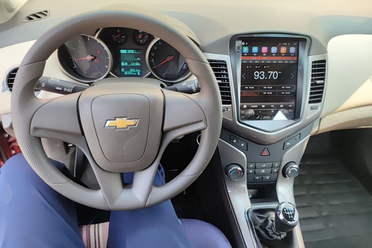 Used Chevrolet Cruze 2015 1.5L Classic SE MT Center Console