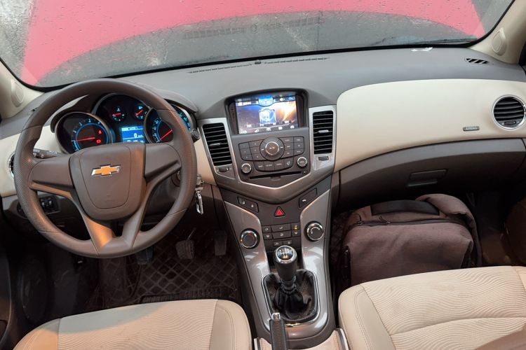 Used Chevrolet Cruze 2015 1.5L Classic SE MT Center Console