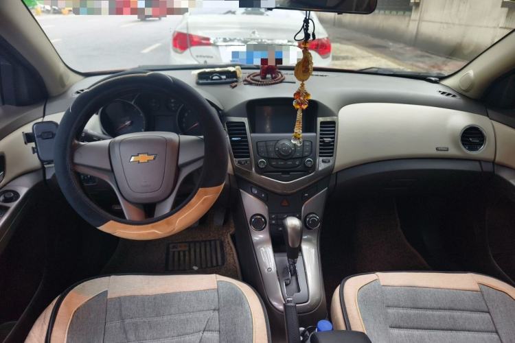 Used Chevrolet Cruze 2015 1.5L Classic SE AT Center Console