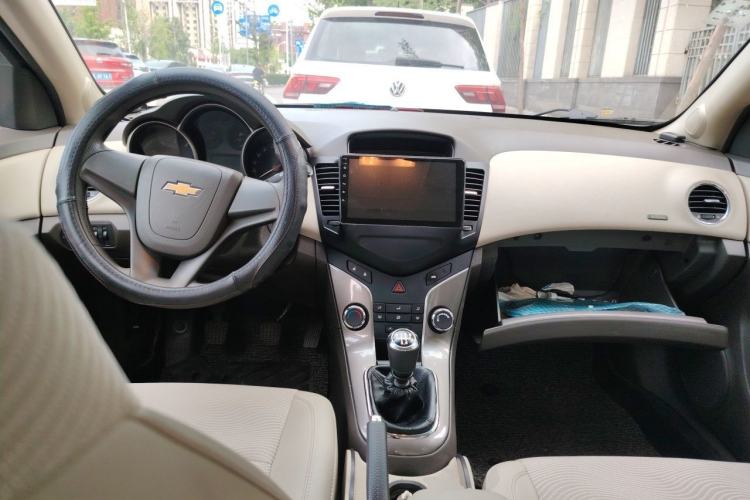 Used Chevrolet Cruze 2015 1.5L Classic SE MT Center Console