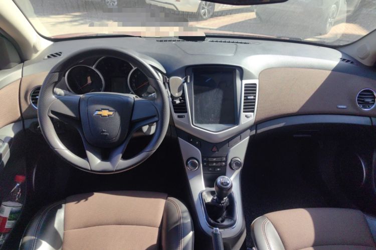 Used Chevrolet Cruze 2015 Hatchback 1.6L Manual Comfort Edition Center Console
