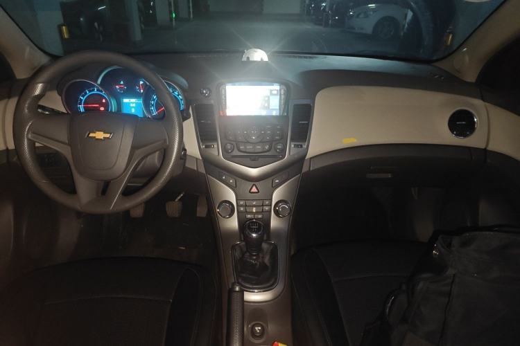 Used Chevrolet Cruze 2015 1.5L Classic SL MT Center Console