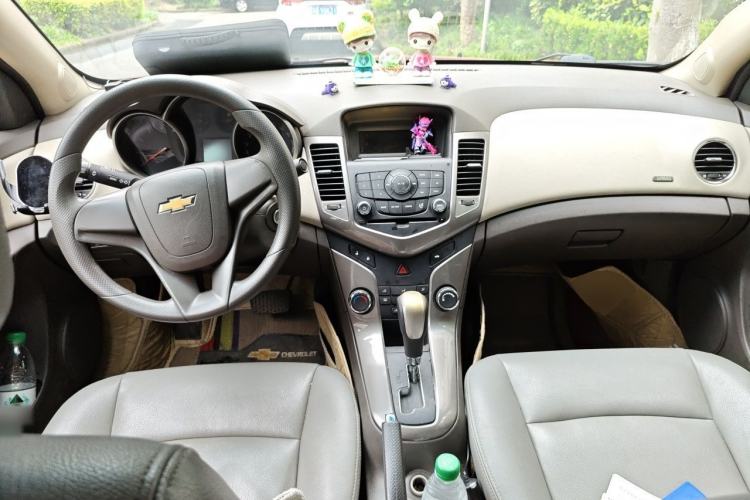 Used Chevrolet Cruze 2015 1.5L Classic SE AT Center Console