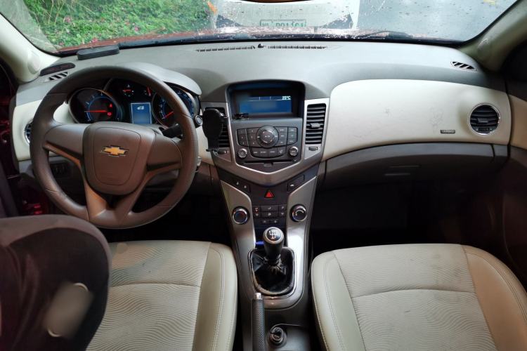 Used Chevrolet Cruze 2015 1.5L Classic SE MT Center Console