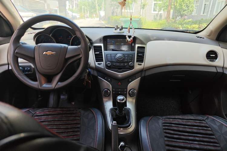 Used Chevrolet Cruze 2015 1.5L Classic SE MT Center Console