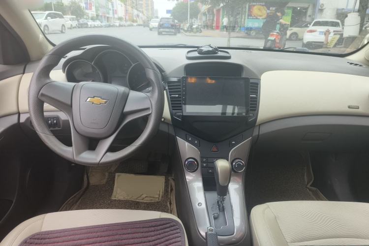 Used Chevrolet Cruze 2015 1.5L Classic SE AT Center Console