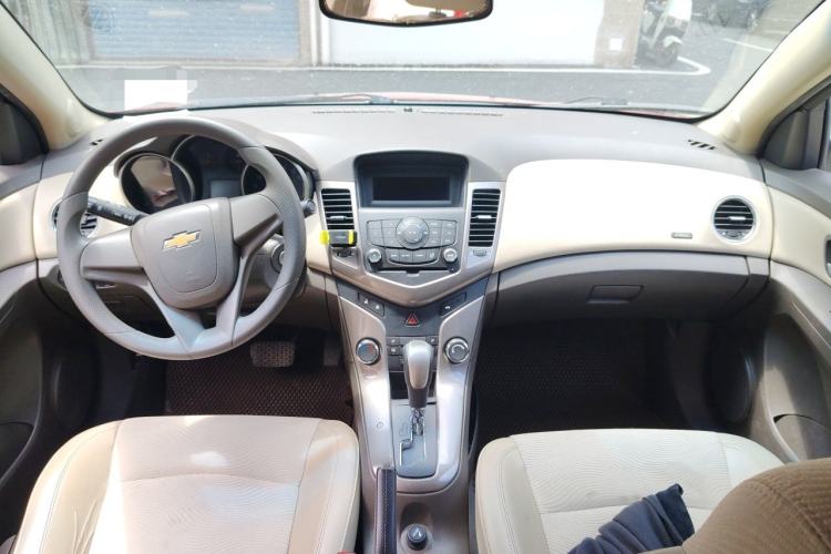Used Chevrolet Cruze 2015 1.5L Classic SE AT Center Console
