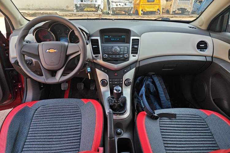 Used Chevrolet Cruze 2015 1.5L Classic SL MT Center Console