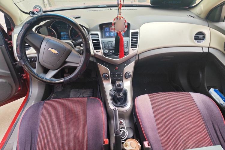 Used Chevrolet Cruze 2015 1.5L Classic SL MT Center Console