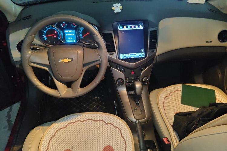 Used Chevrolet Cruze 2015 1.5L Classic SE AT Center Console