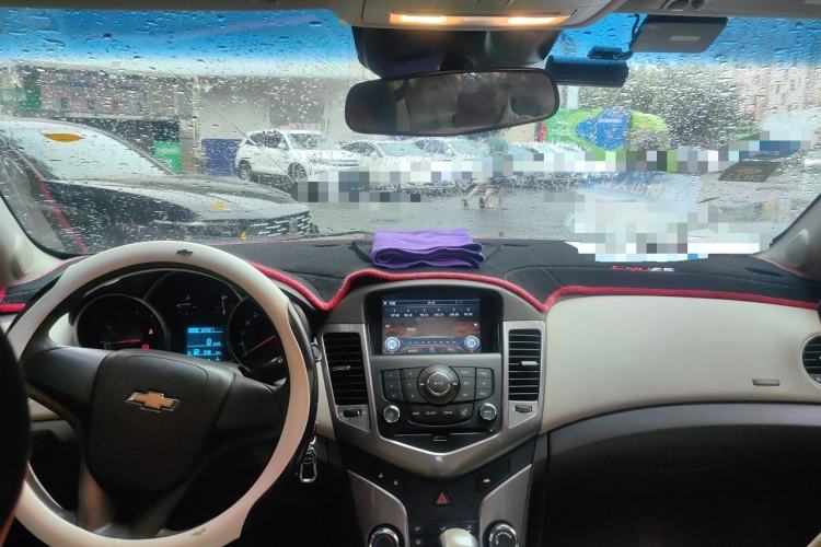 Used Chevrolet Cruze 2015 1.5L Classic SE AT Center Console