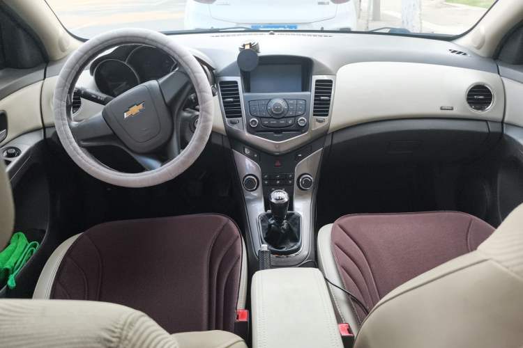 Used Chevrolet Cruze 2015 1.5L Classic SE MT Center Console