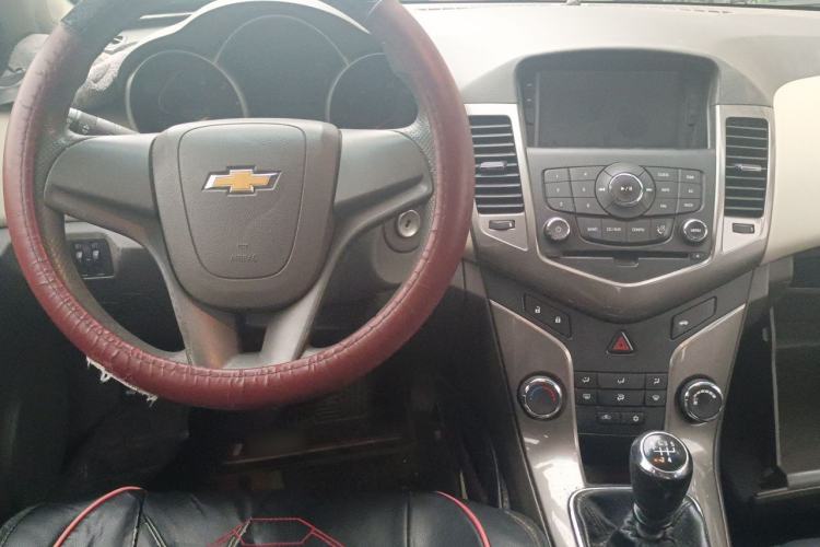 Used Chevrolet Cruze 2015 1.5L Classic SE MT Center Console