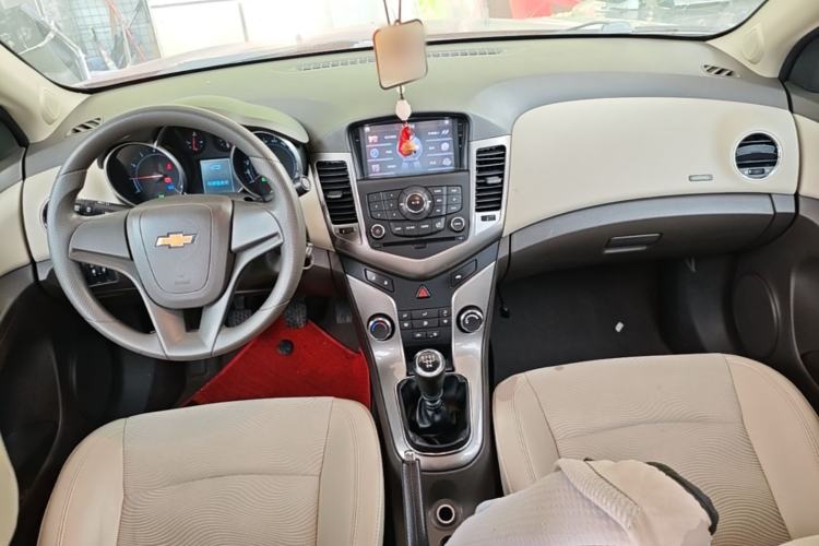 Used Chevrolet Cruze 2015 1.5L Classic SE MT Center Console