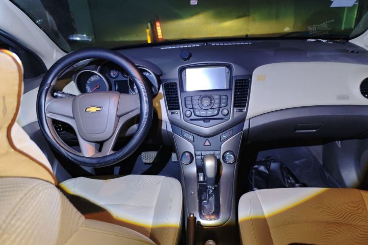 Used Chevrolet Cruze 2015 1.5L Classic SE AT Center Console
