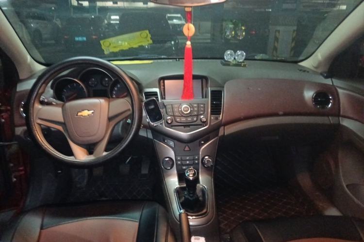 Used Chevrolet Cruze 2015 1.5L Classic SE MT Center Console