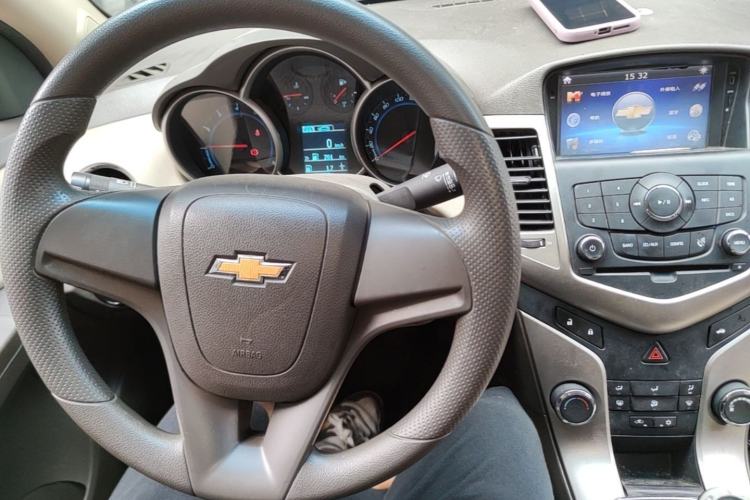 Used Chevrolet Cruze 2015 1.5L Classic SL MT Center Console