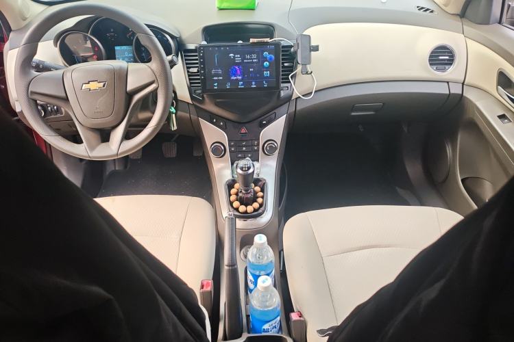 Used Chevrolet Cruze 2015 1.5L Classic SL MT Center Console