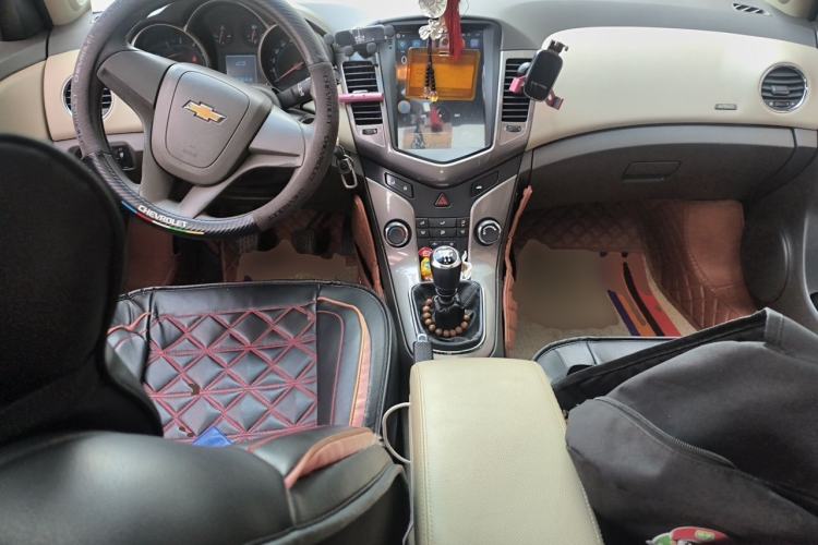 Used Chevrolet Cruze 2015 1.5L Classic SE MT Center Console