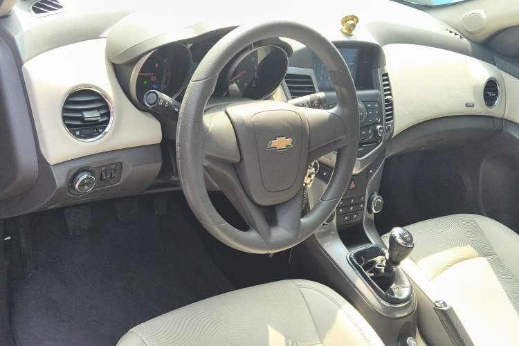 Used Chevrolet Cruze 2015 1.5L Classic SE MT Center Console
