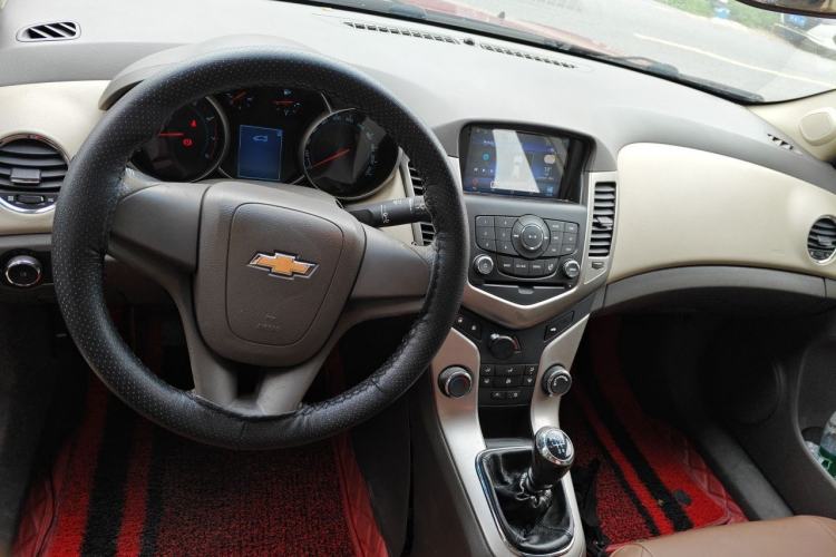 Used Chevrolet Cruze 2015 1.5L Classic SE MT Center Console