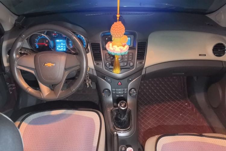 Used Chevrolet Cruze 2015 1.5L Classic SE MT Center Console