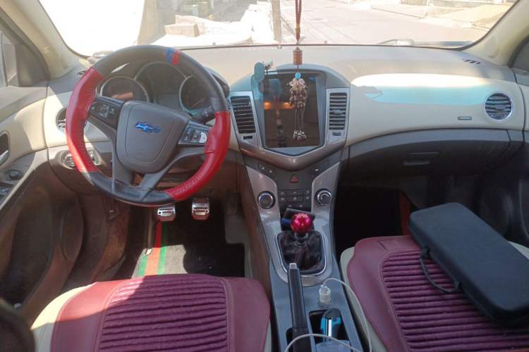 Used Chevrolet Cruze 2015 1.5L Classic SE MT Center Console