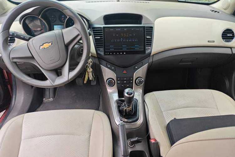 Used Chevrolet Cruze 2015 1.5L Classic SE MT Center Console
