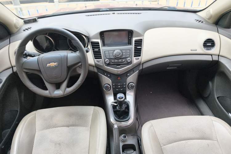 Used Chevrolet Cruze 2015 1.5L Classic SE MT Center Console