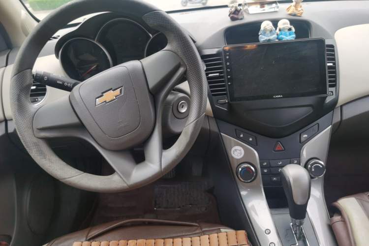 Used Chevrolet Cruze 2015 1.5L Classic SE AT Center Console