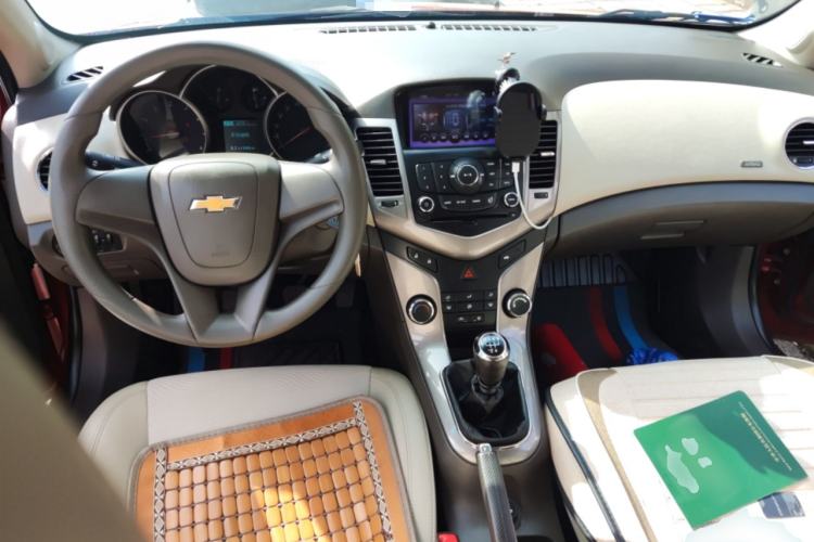 Used Chevrolet Cruze 2015 1.5L Classic SE MT Center Console