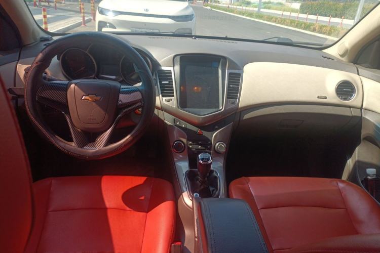 Used Chevrolet Cruze 2015 1.5L Classic SE MT Center Console