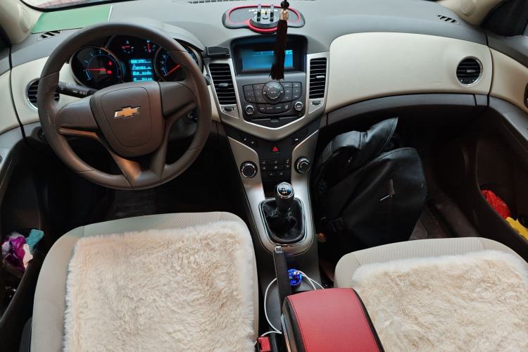 Used Chevrolet Cruze 2015 1.5L Classic SL MT Center Console