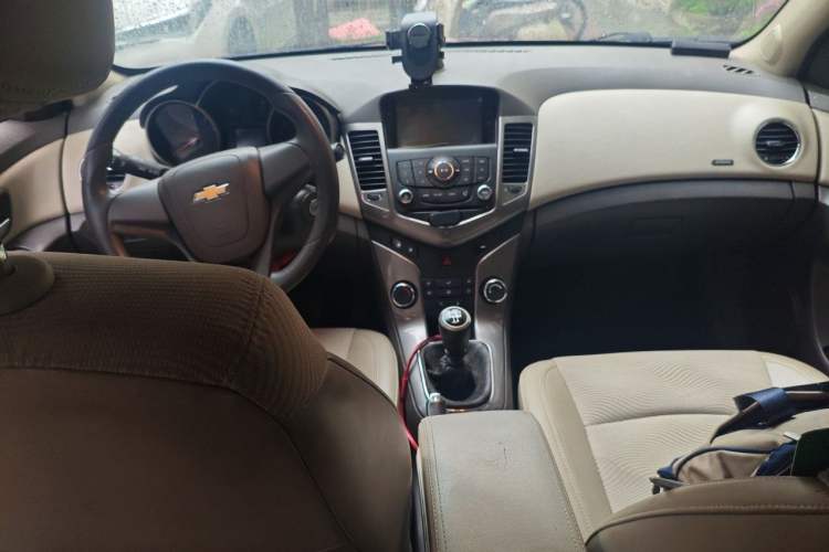 Used Chevrolet Cruze 2015 1.5L Classic SE MT Center Console