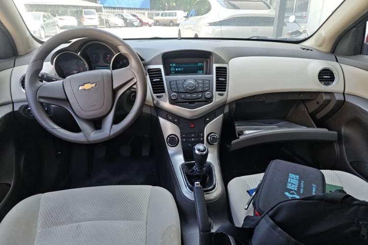 Used Chevrolet Cruze 2015 1.5L Classic SL MT Center Console