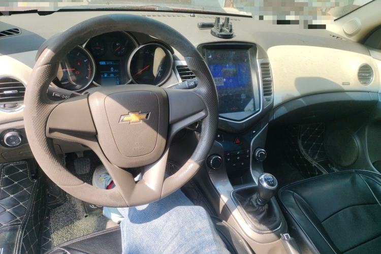 Used Chevrolet Cruze 2015 1.5L Classic SE MT Center Console