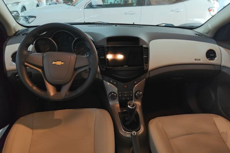 Used Chevrolet Cruze 2015 1.5L Classic SE MT Center Console