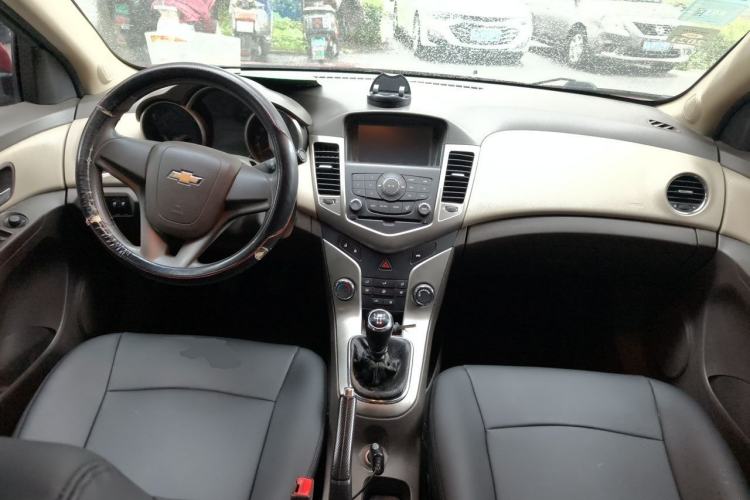Used Chevrolet Cruze 2015 1.5L Classic SL MT Center Console